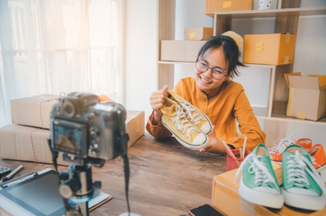 Review oleh Blogger: Strategi Persuasif yang Mengubah Minat Menjadi Keputusan