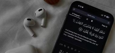 Membaca Alquran di Smartphone: Kemudahan Ibadah di Era Digital