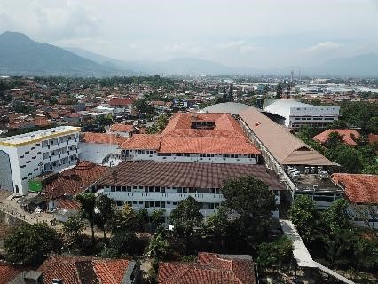 Kelas Seni: Mengasah Keahlian Membentuk dengan Tangan Santri Boarding School Al Masoem Bandung