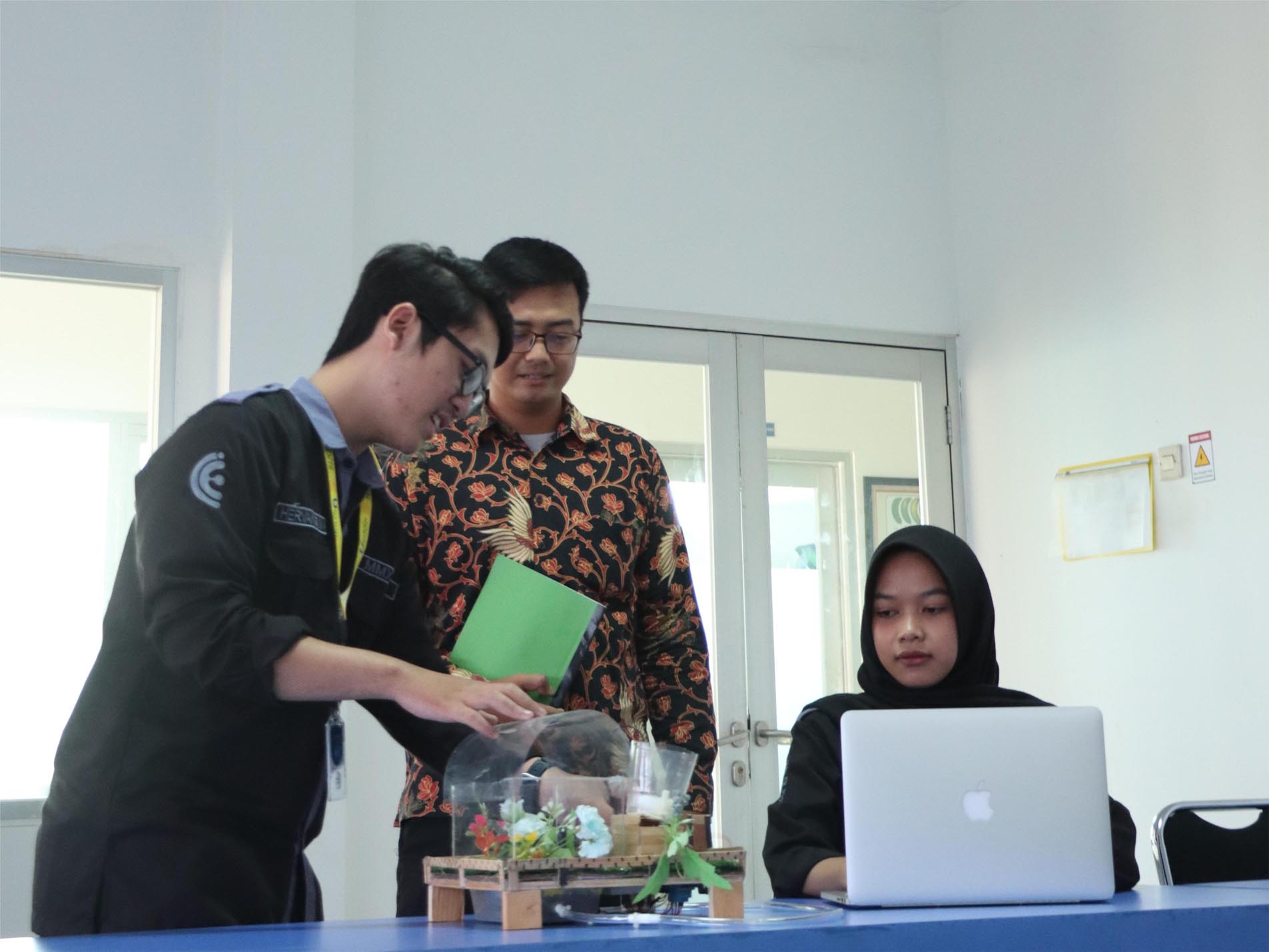 Apa Saja Perbedaan Fokus Studi Jurusan Teknik Industri dan Manajemen?