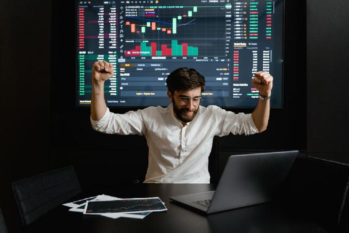Promosi Sukses dengan rajakomen.com: Menemukan Sinyal Trading Gratis di Sosmed