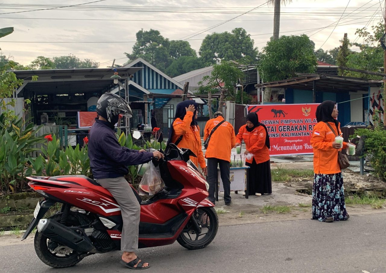 Rayakan Satu Tahun Kiprah, Gerakan Rakyat Kalteng Tebar Kepedulian dengan Aksi Bagi Takjil di Ramadan